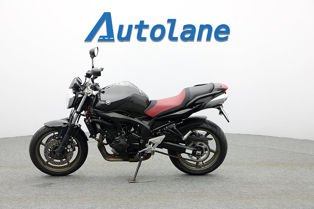 Yamaha FZ6-N S2 *Nyservad Nya Däck