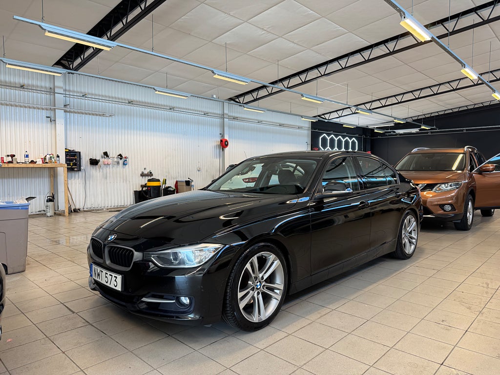 BMW 328i Sedan Sport Line – Bakkamera, Sportstolar & Xenon