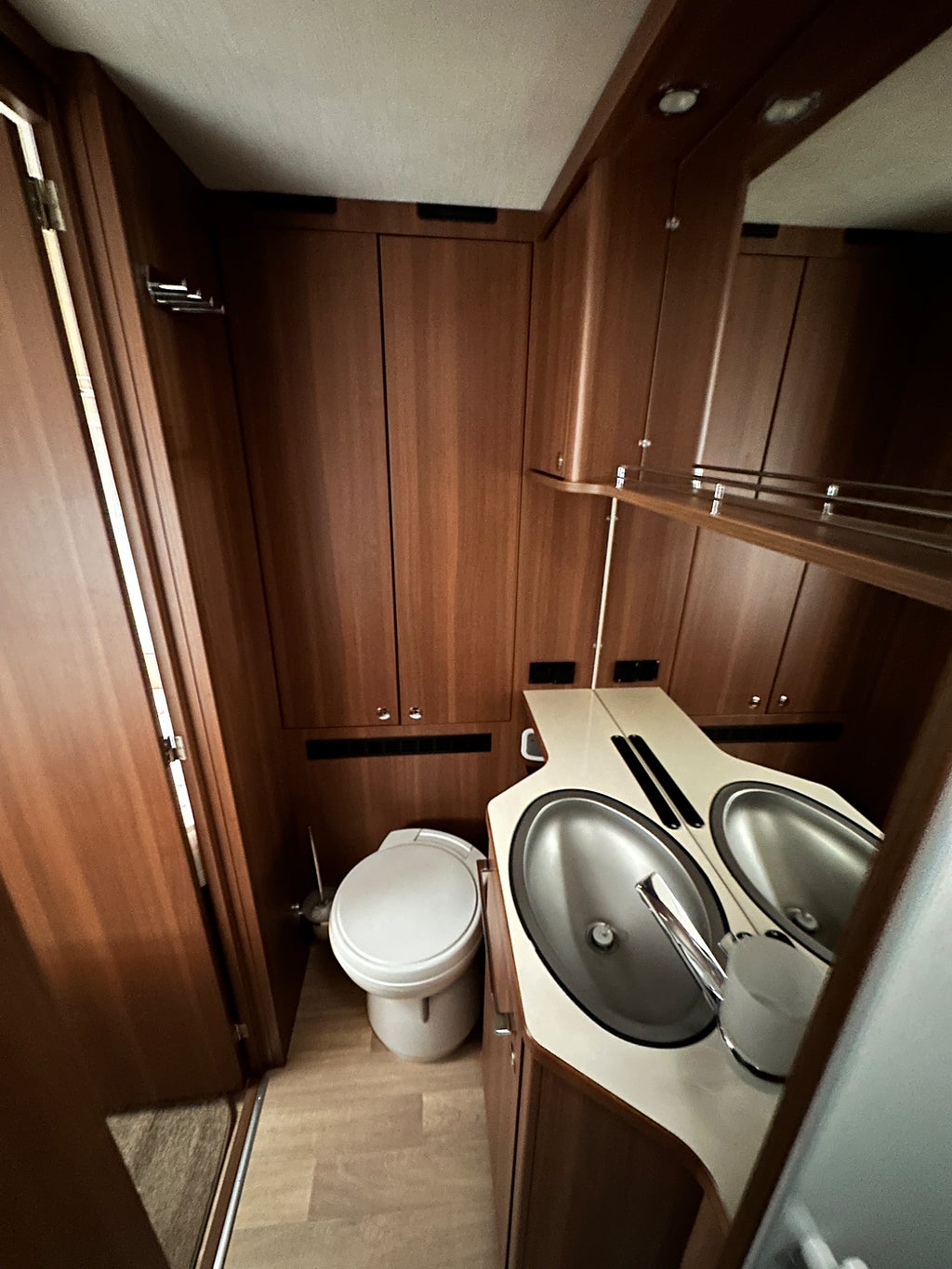 LMC T 713 Passion Alde Långbädd toa bak thumbnail