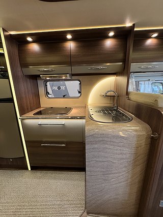Husbil-integrerad Bürstner Elegance I900 AUT 7 av 21