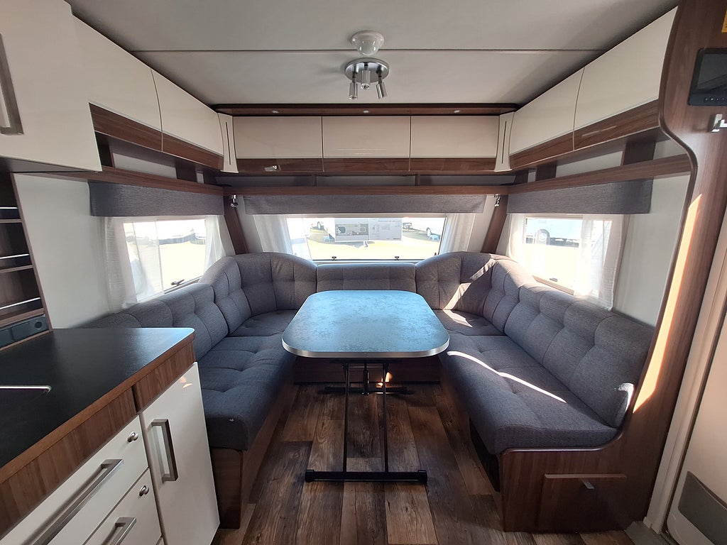 Polar Customized 680 QA Queenbädd, AC, Dusch, Kampanjprodukt!