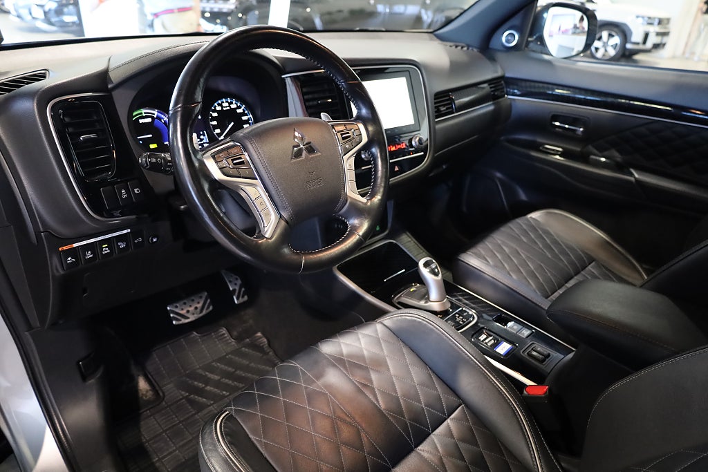 Mitsubishi Outlander PHEV CVT S-Edition Lucka 360° Navi Läder Drag Rattvärm 2020