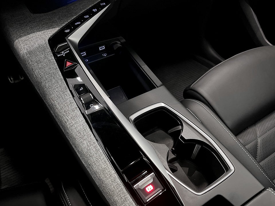 Bild på Peugeot E-3008 GT Ultimate 85kWh 214hk Aut - PANO, FOCAL