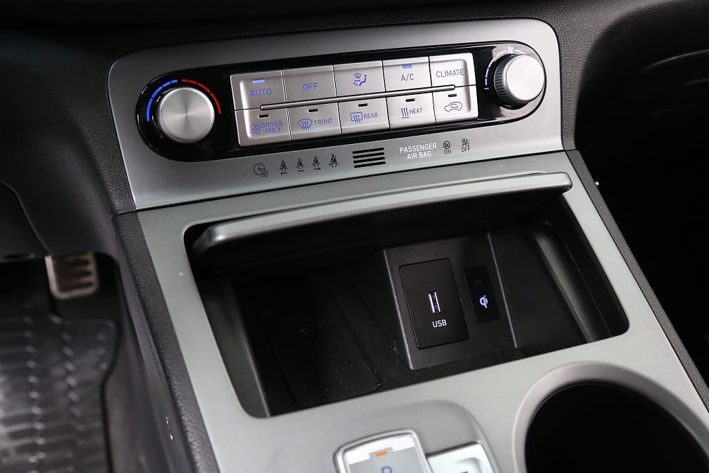 Hyundai Kona 64 kWh Essential 204hk Två-tons Lack Drag Nybilsgaranti 2022