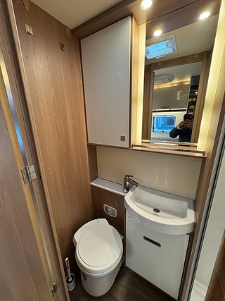 Husbil-halvintegrerad Bürstner Lyseo 744 TD 150HK AUT 18 av 25