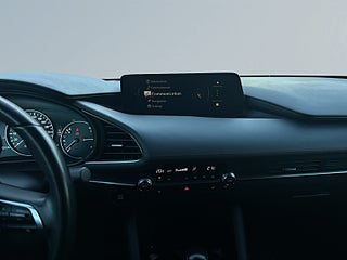 Mazda 3 Hatchback 2.0 M-Hybrid HOMURA Kamera/MoK-Värm/SoV-Däck – bild 11