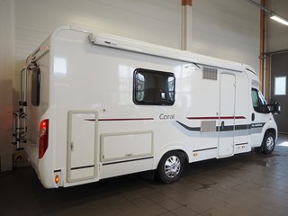 Husbil-halvintegrerad Adria Coral S 670 SLT 5 av 20