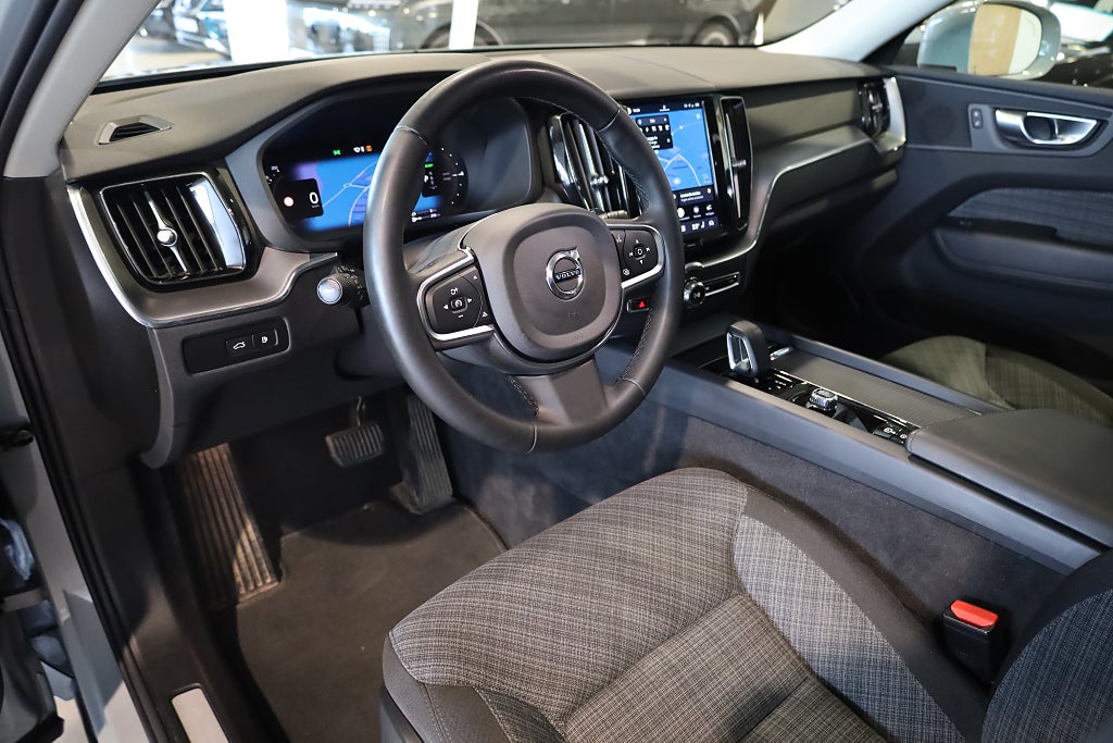 Volvo XC60 Recharge T6 AWD Geartronic Core Edition Drag Navi Moms