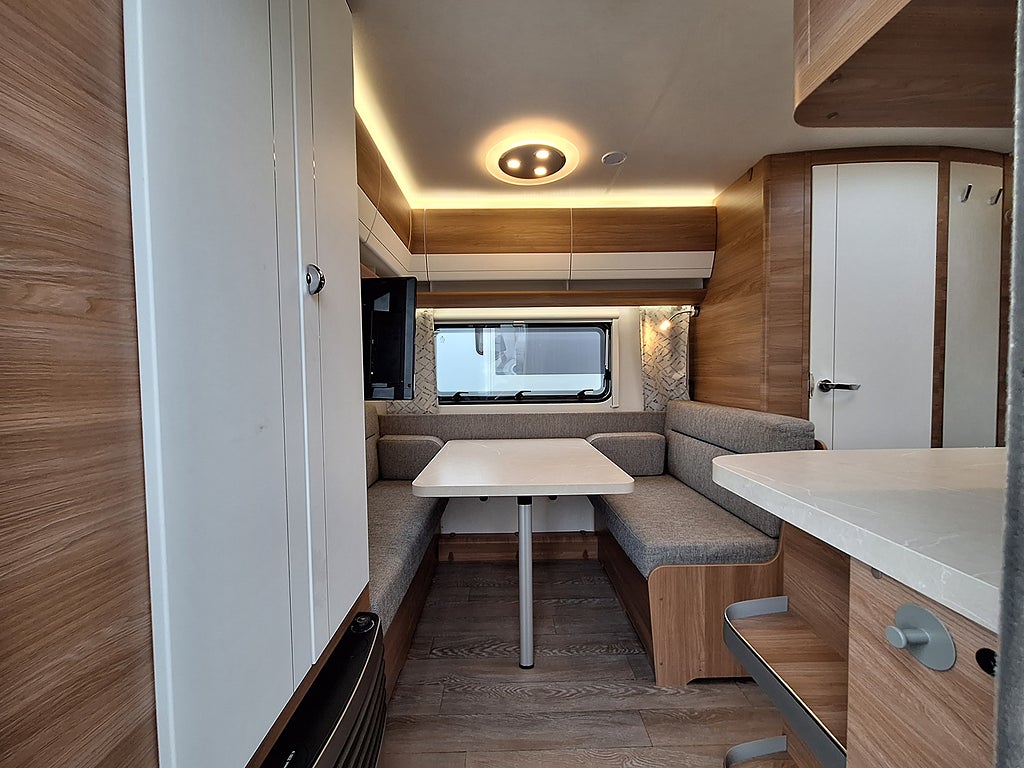 Hobby De Luxe 440 SFe Dubbelbädd, Boxmarkis