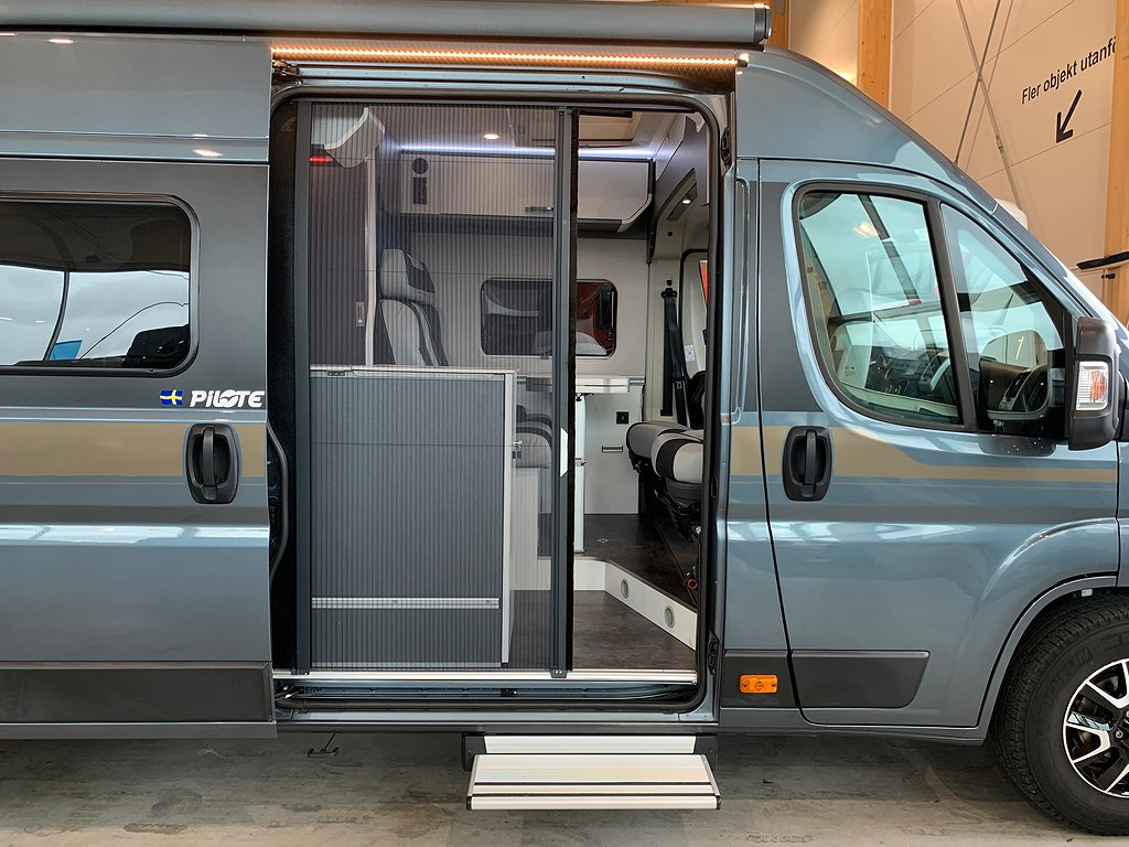 Pilote V 630 J / B-körkort / Långbädd / Solcell / Ugn /160hk - Pilote