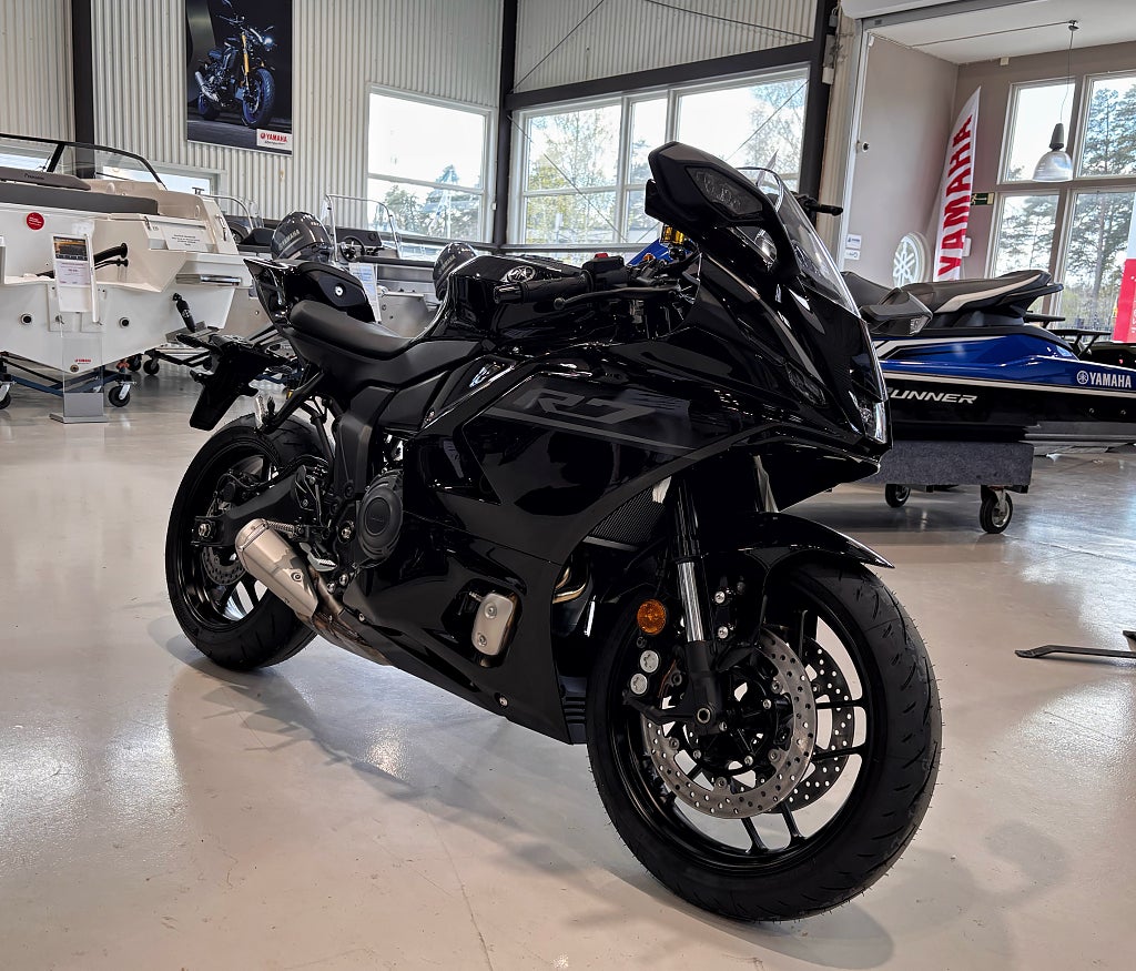 Yamaha R7 
