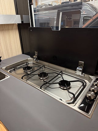 Husbil-halvintegrerad Sun Living S72DC AUT Queen! Clesana & Hydr stödben! 8 av 22