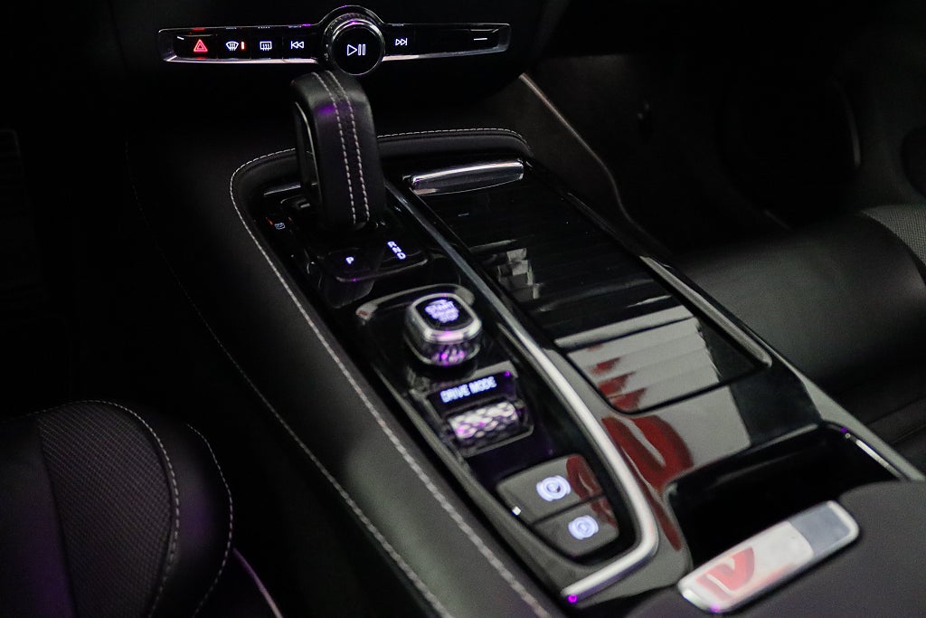 Volvo V60 Recharge T6 AWD R-Design B&W Panorama HuD Drag