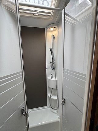 Husbil-halvintegrerad Adria Coral 670 SL AUTOMAT 9 av 10
