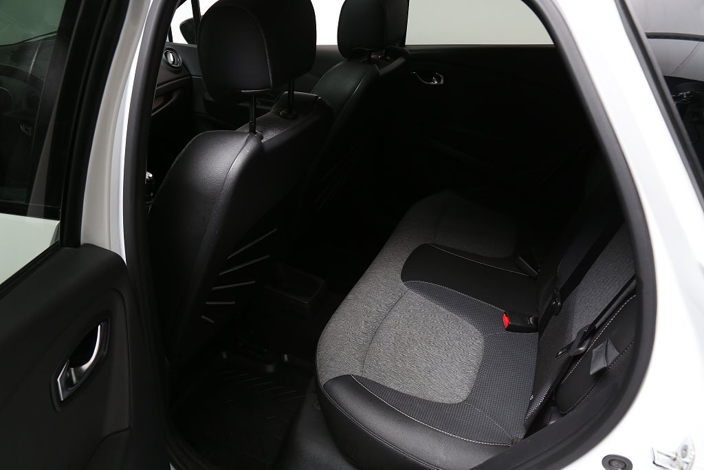 Renault Captur 1,2 TCe BOSE Navi Kamera Pano ”En Svensk Klassiker”