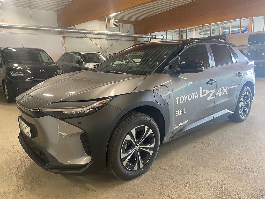 Toyota bZ4X AWD Style Edition Panoramaglastak Bi-Tone | Vinterh...