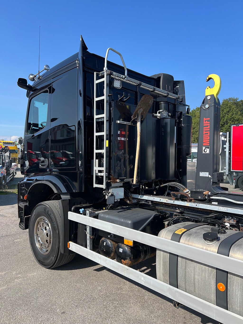Mercedes-Benz Arocs 3251 Tridem Lastväxlare, Fullt Plogutrustad