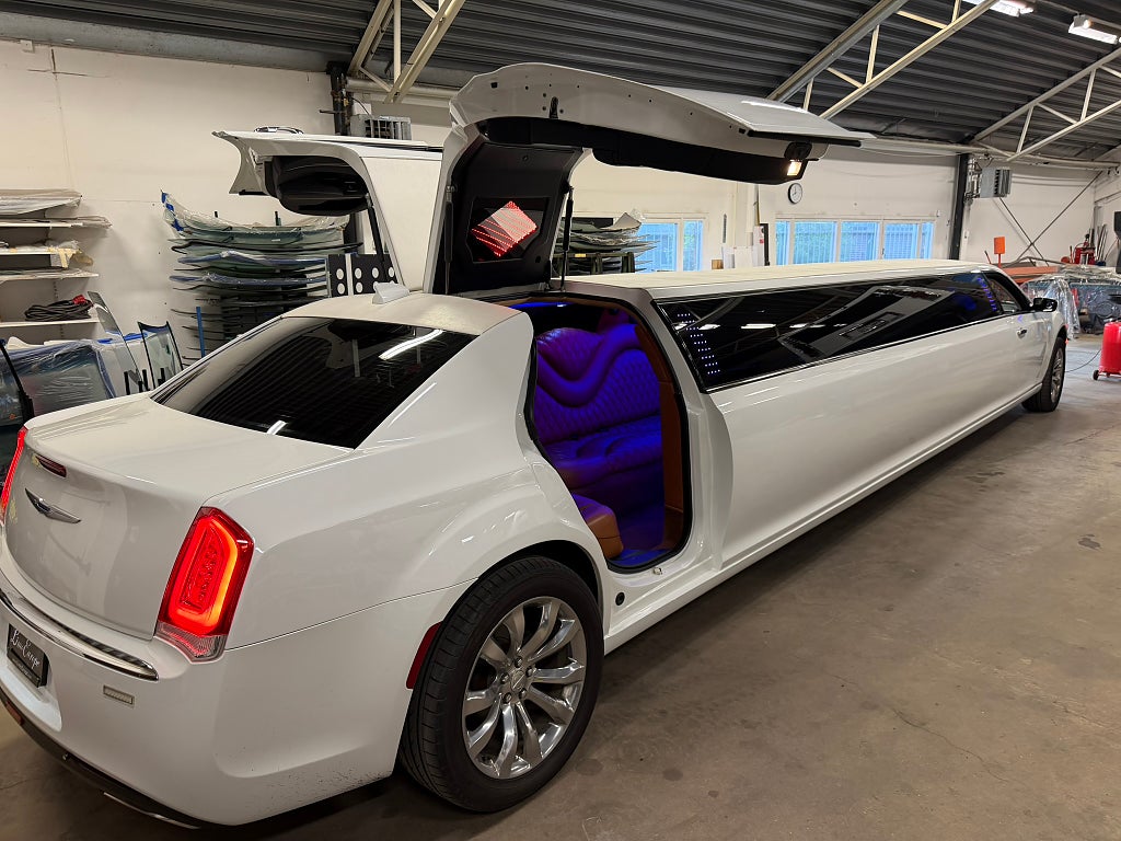 Chrysler 300 Limo Stretch Limousine Gullwing