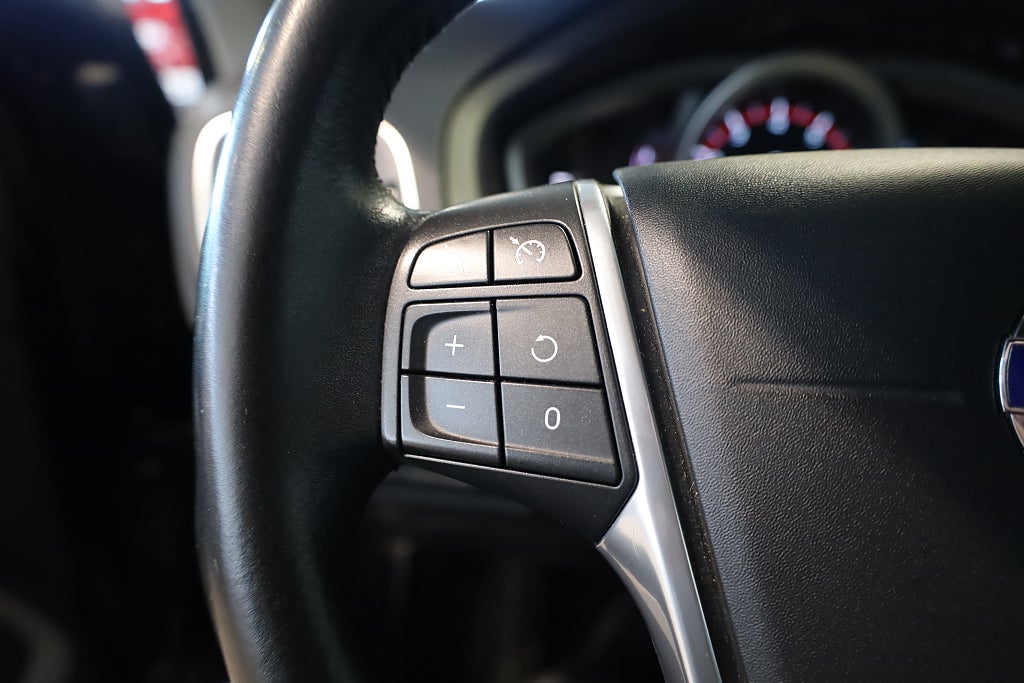 Volvo V40 T3 AUT Momentum | Värmare | PDC | Bluetooth |