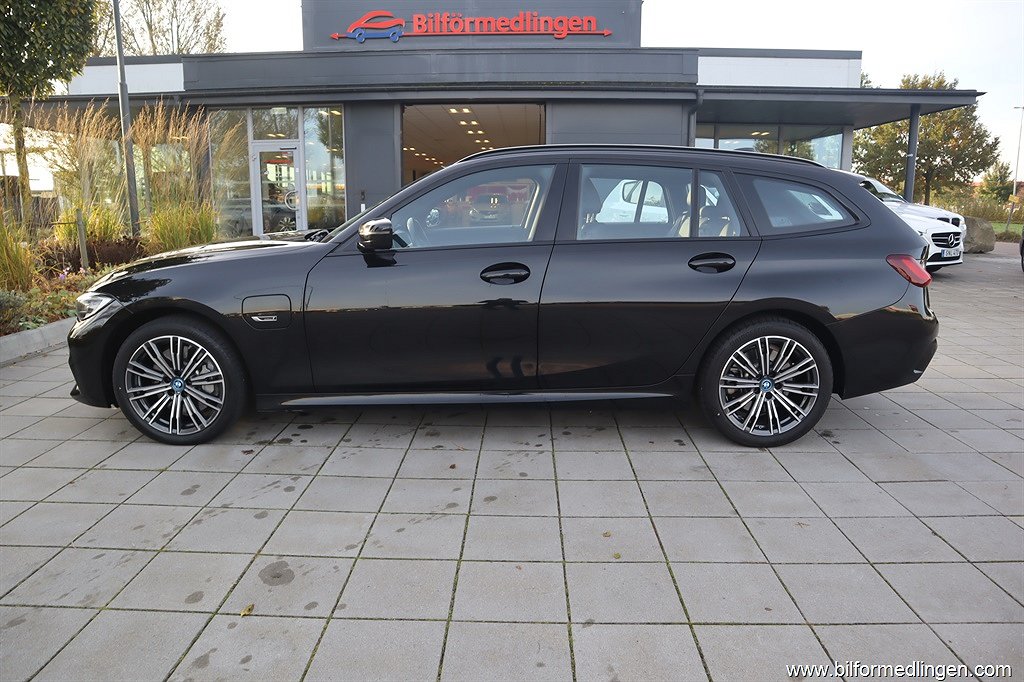 BMW 330 e xDrive Touring 292hk M Sport M Aerodynamics Momsbil Panorama N