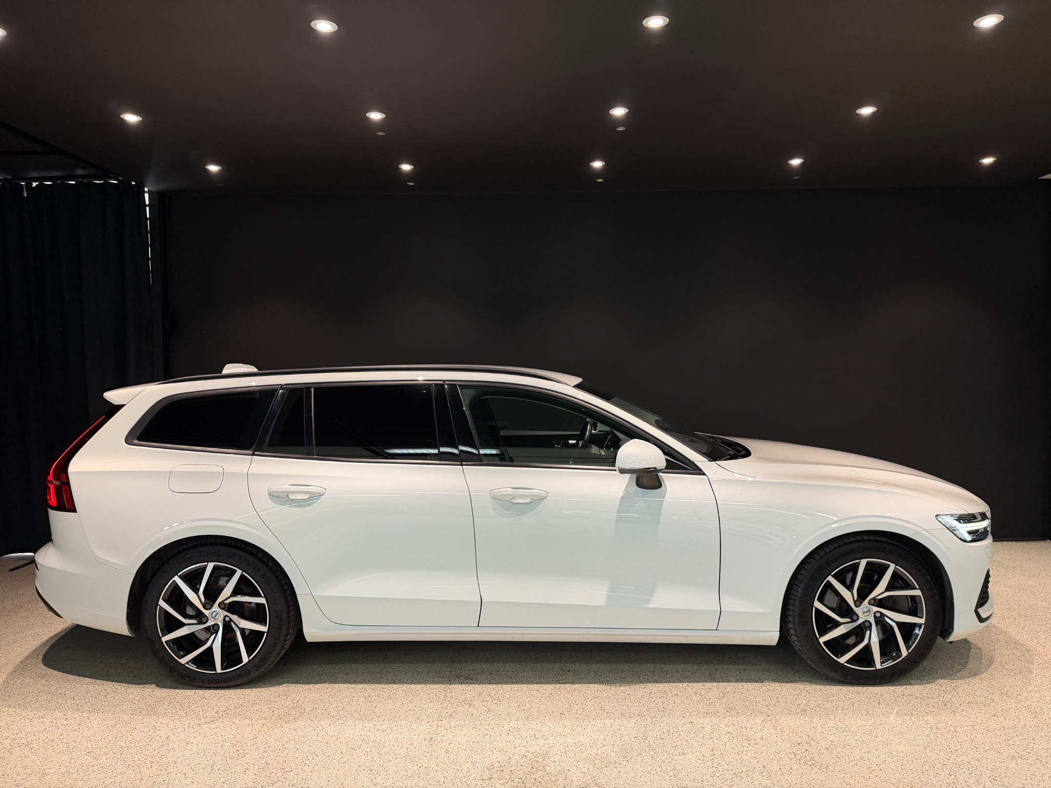 Volvo V60 T6 Twin Engine AWD 2020, photo 6/39