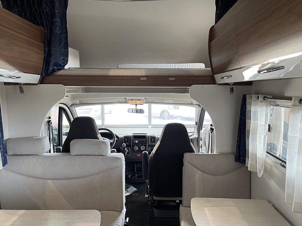 Pilote C 700 S /B-körkort/6-bältad/6-sovplatser - Pilote