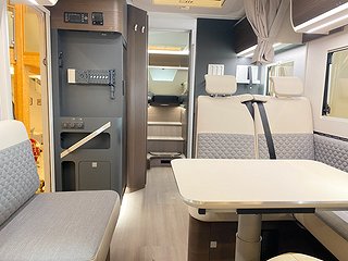 Husbil-halvintegrerad Adria Matrix Supreme 670 SL 12 av 31