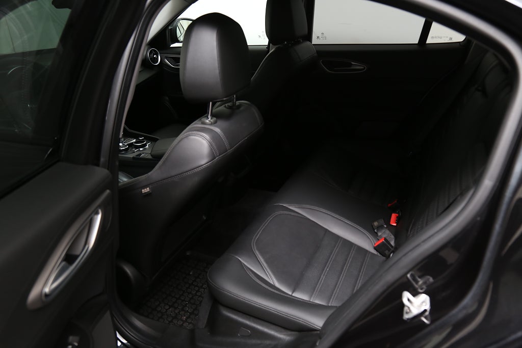 Alfa Romeo Giulia 2,0 Turbo 16V 280hk Q4 Veloce Drag Carplay B-Kamera 2018