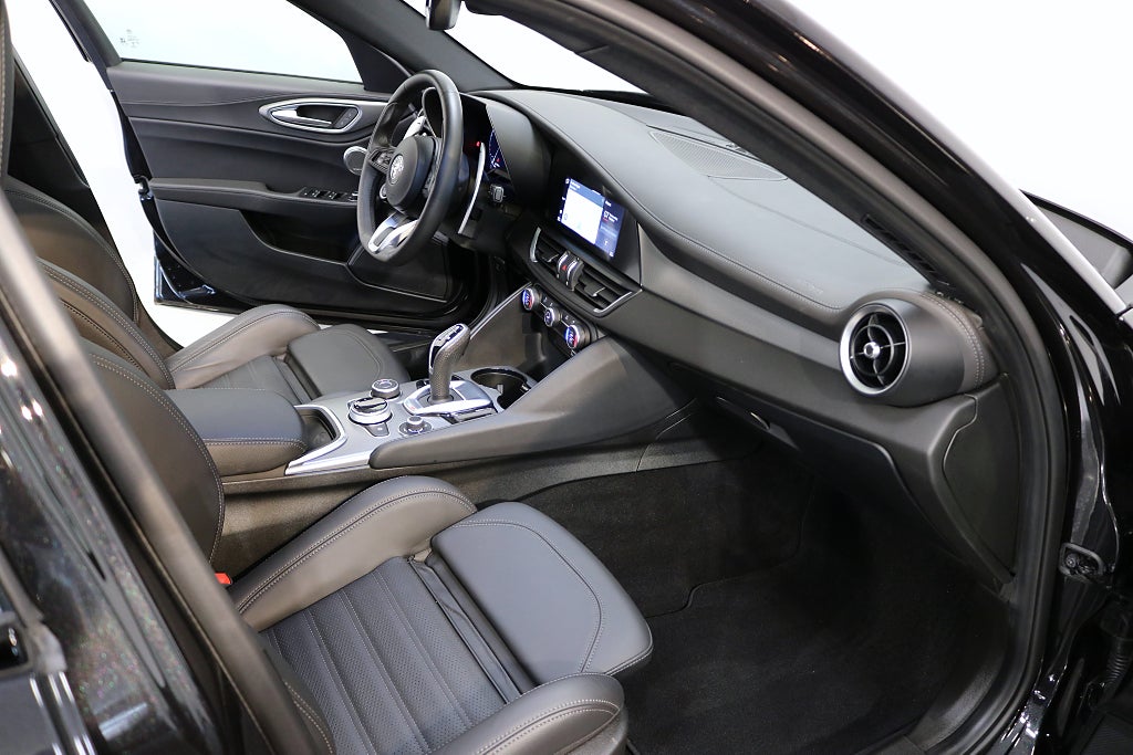 Alfa Romeo Giulia 2023 - miniatyr 16