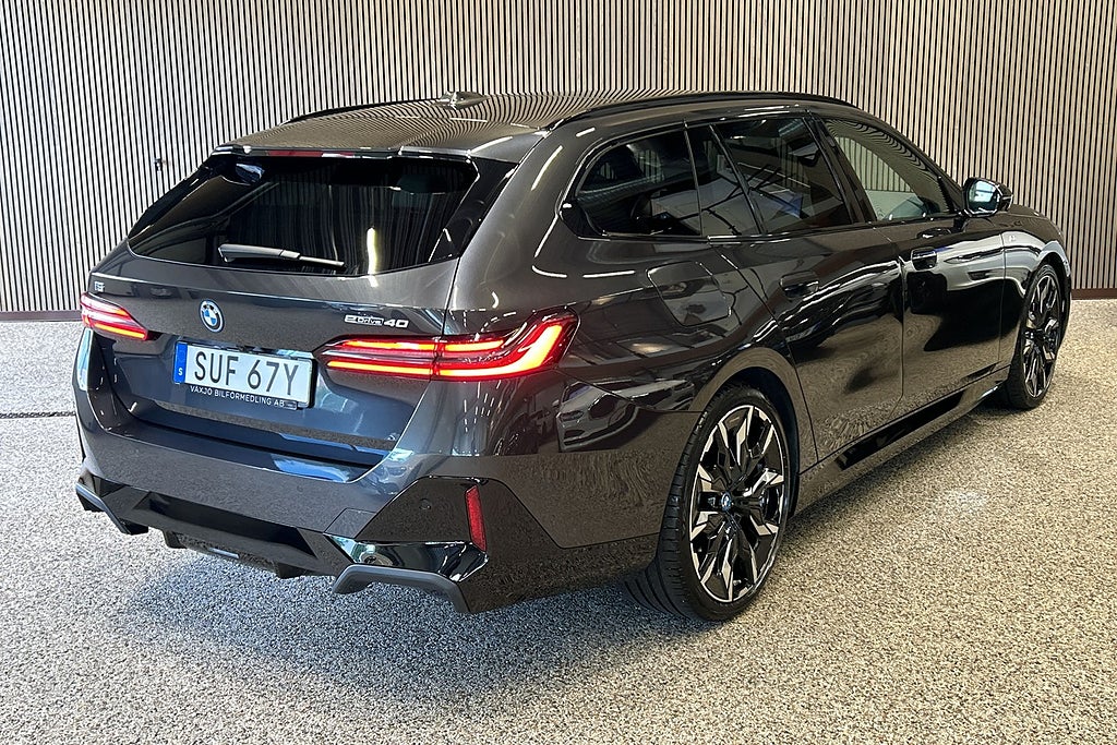 BMW i5 eDrive40 Touring M-sport Pro / Panorama Comfortpkt /