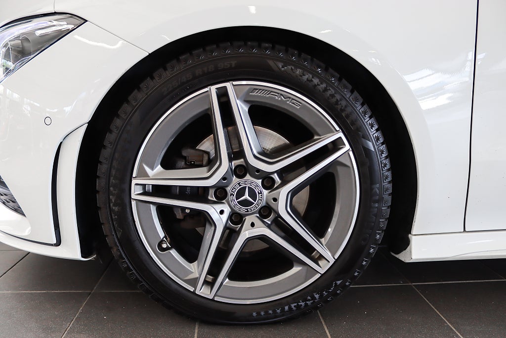 Mercedes-Benz CLA 180 Nyservad AMG Widescreen B-kamera Navi Alcantara
