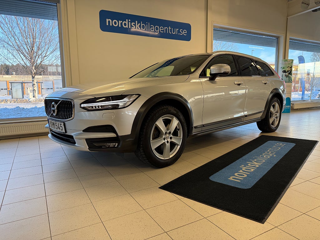 Volvo V90 Cross Country D4 Aut AWD Momentum *S/V dubb / Dieselvärmare / Drag*
