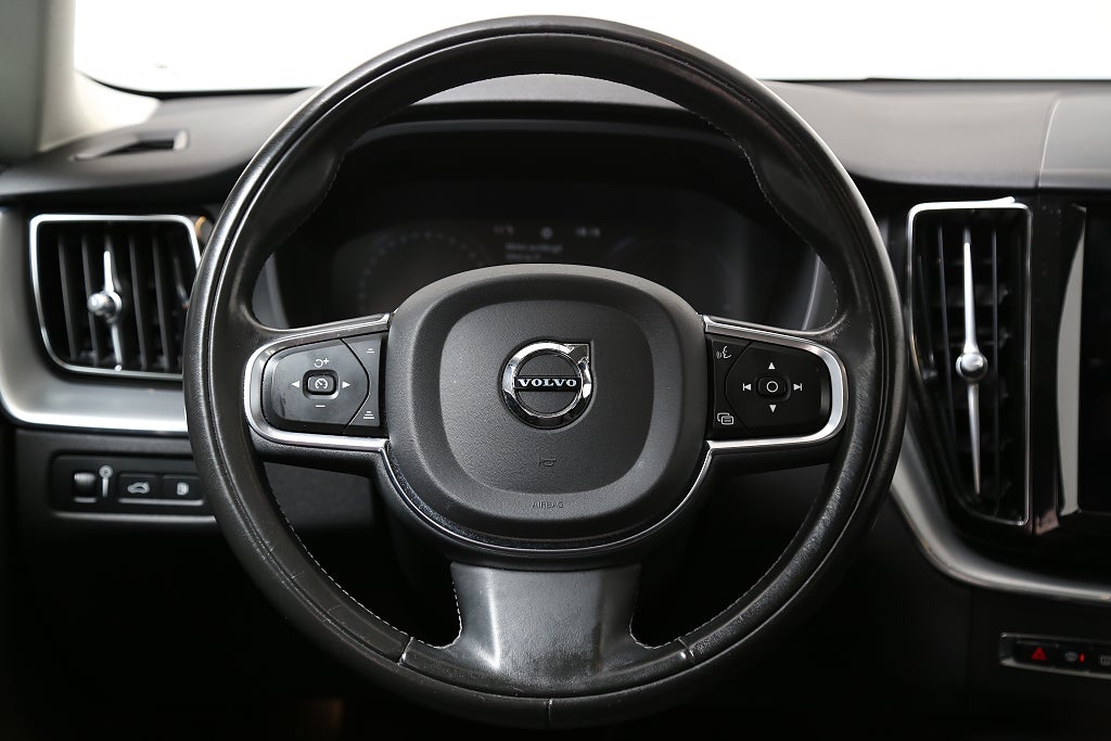 Volvo XC60 Recharge T6 340hk AWD Momentum Pano Drag Leasbar 2021