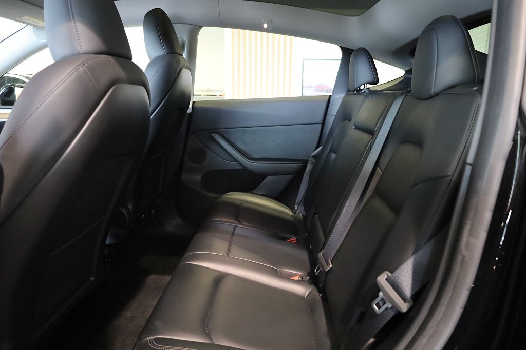 Tesla Model Y Standard Range RWD Navi Kamera Leasbar Drag Pano 2023