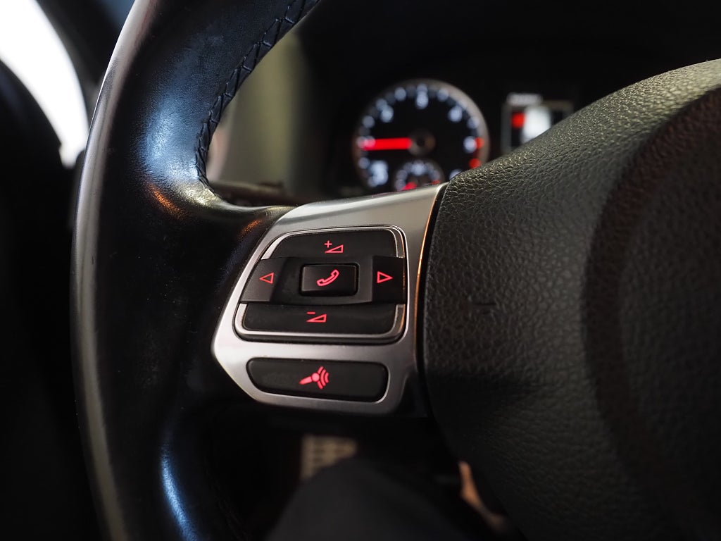 Volkswagen Tiguan 2.0 TDI 4Motion R-Line Pluspaket Pano Skinn Drag D-Värm