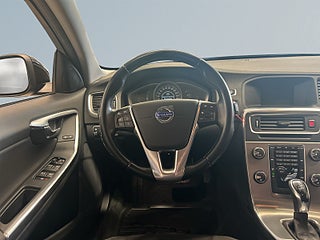 Volvo V60 D4 AWD Momentum Dragkrok Mvärme Farthållare Psens S&V – bild 9