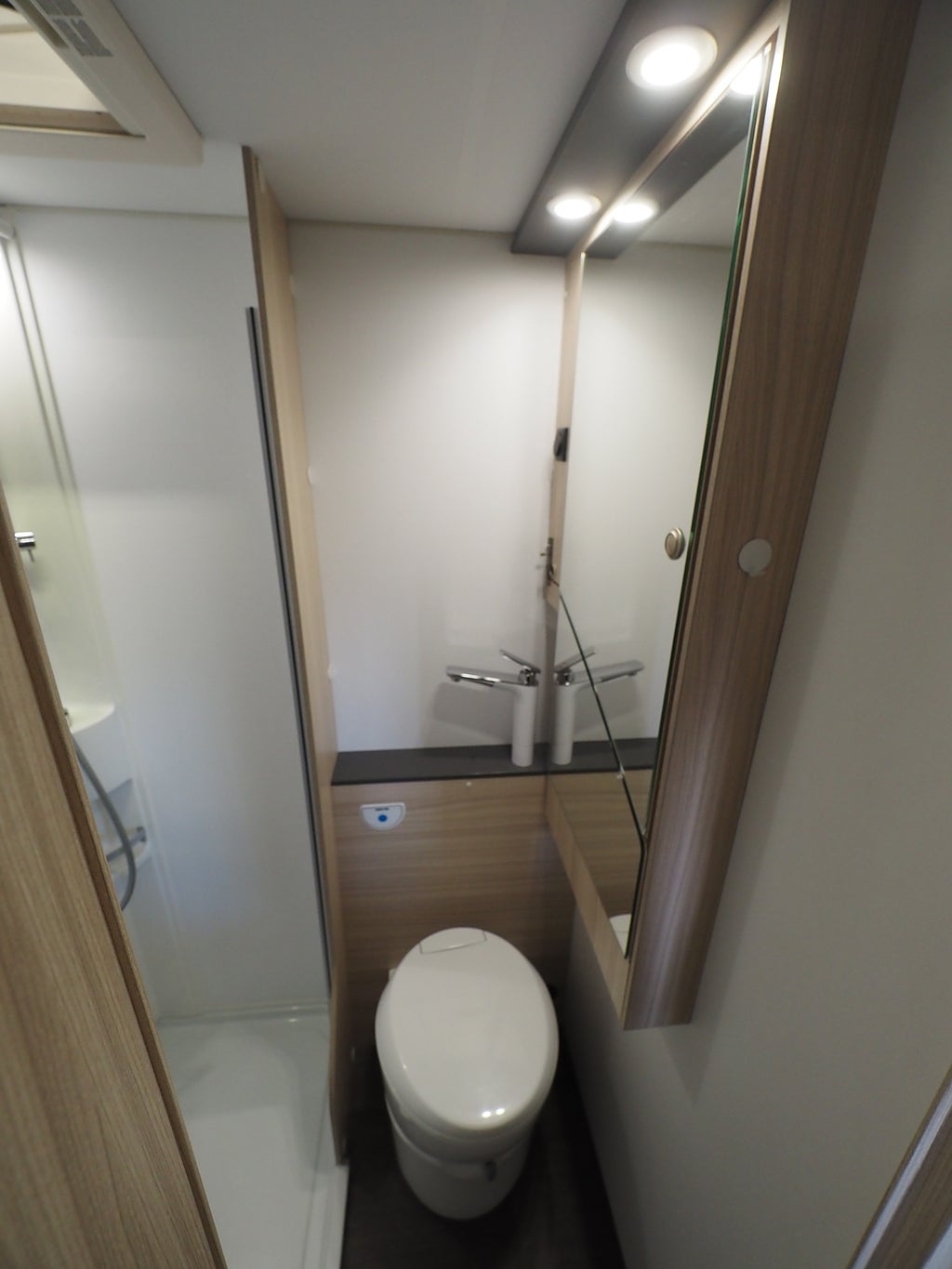 Sun Living A 75 DP AC Markis 3500kg 2023