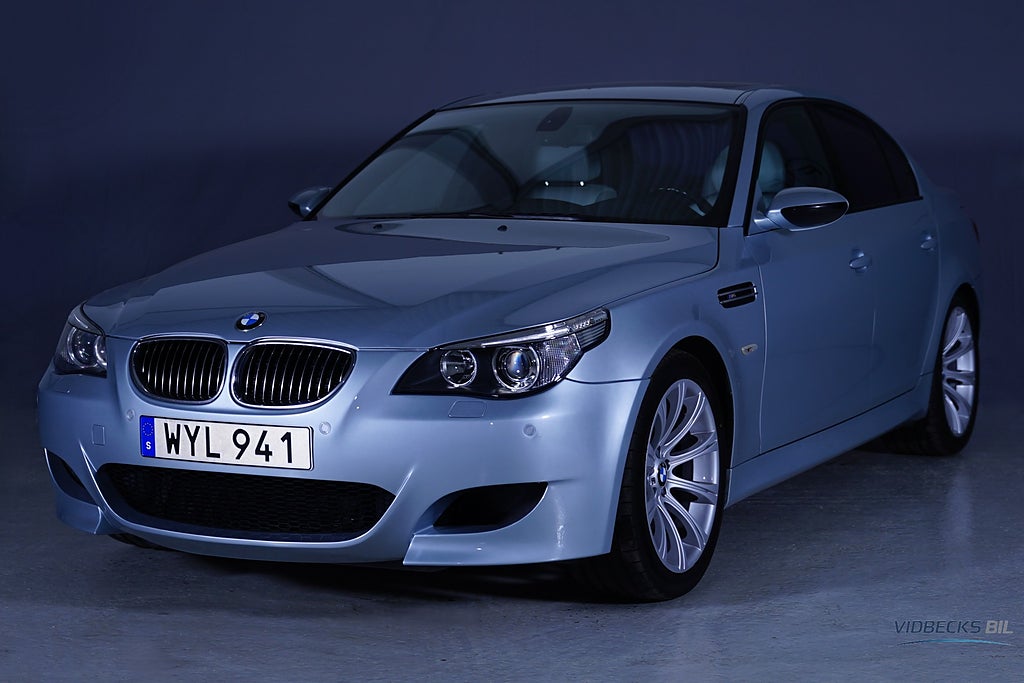 BMW M5 V10 SEDAN SVENSKSÅLD TAKLUCKA HUD TV  NYBES 507HK