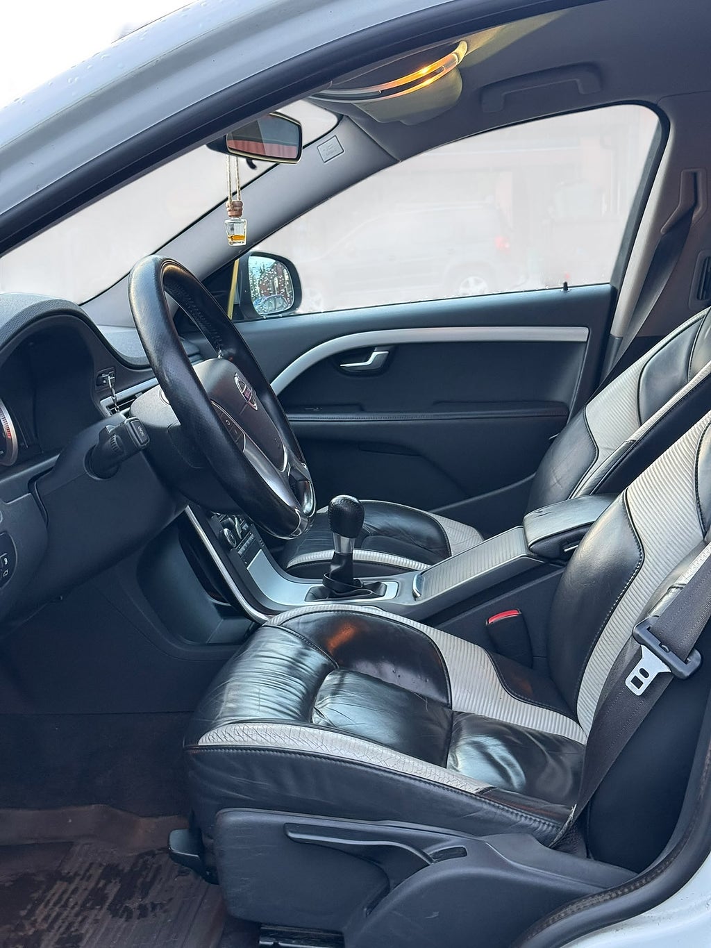 VOLVO V70 2.5FT 231 ch ETHANOL R-DESIGN 4X2 BVM - ATTELAGE - CUIR - 254000 km