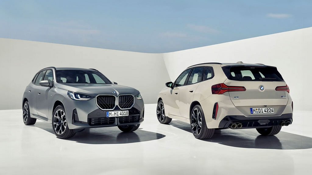 Två BMW SUV , en grå och en beige, står parkerade i ett litet, vitt utrymme.