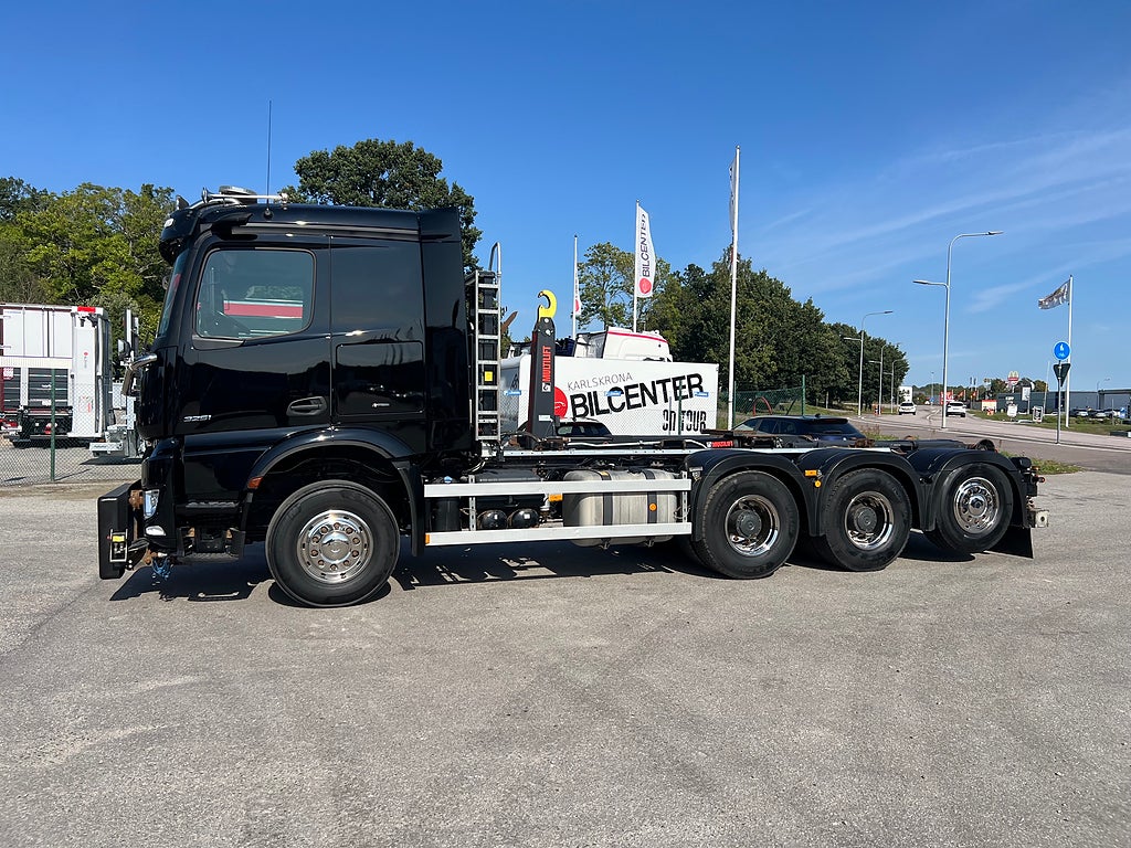 Mercedes-Benz Arocs 3251 Tridem Lastväxlare, Fullt Plogutrustad