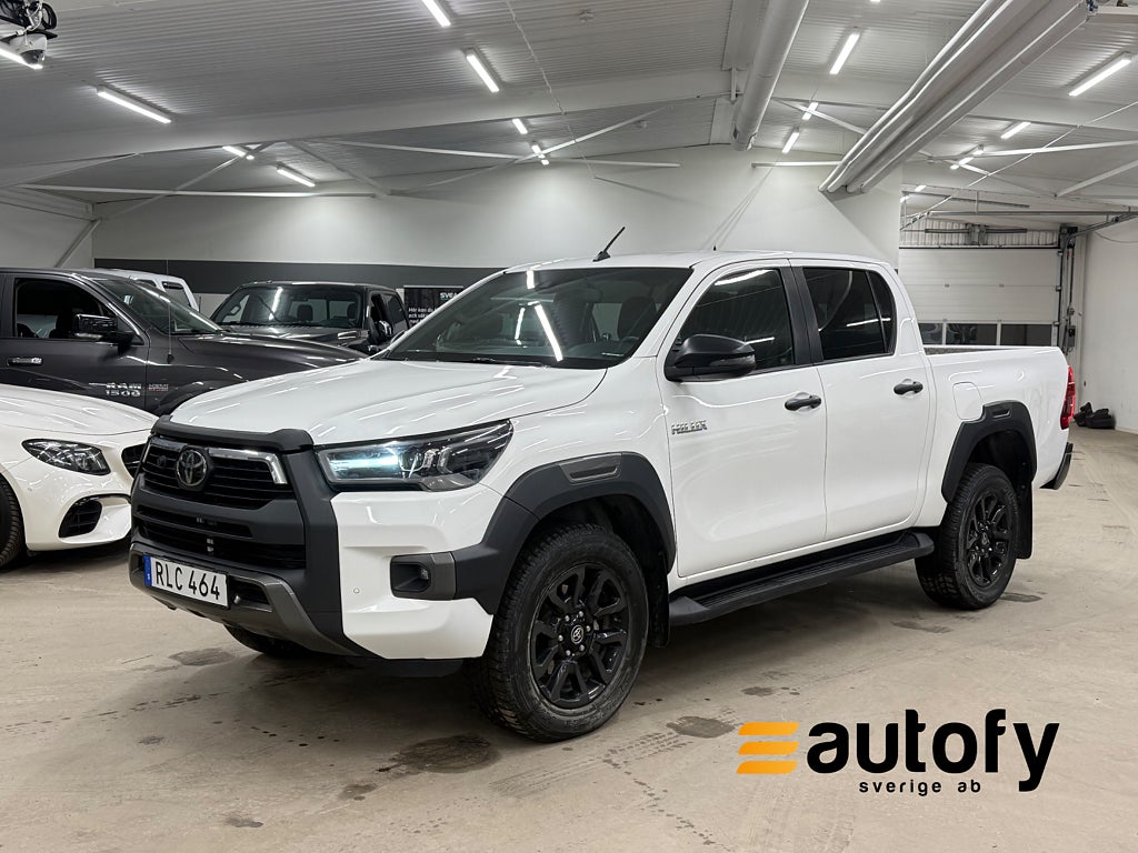 Toyota Hilux Dubbelhytt 2.8 4WD INVINCIBLE M-VÄRM SKINN MOMS EU6