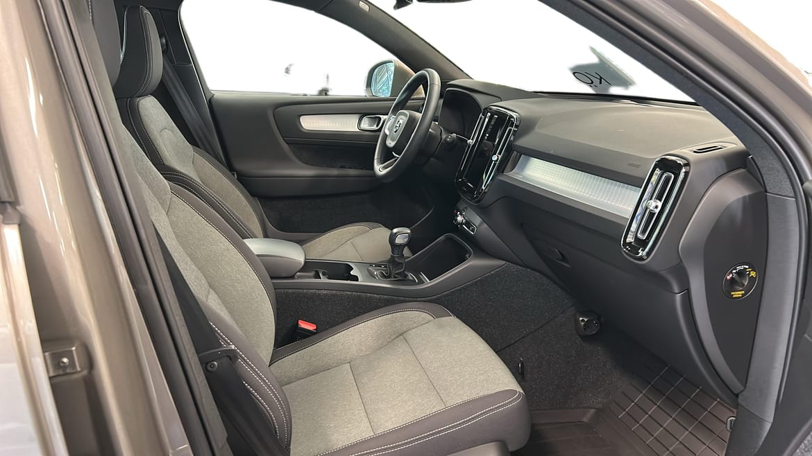 Volvo XC40 T2 FWD Momentum Advanced 2022, photo 5/10