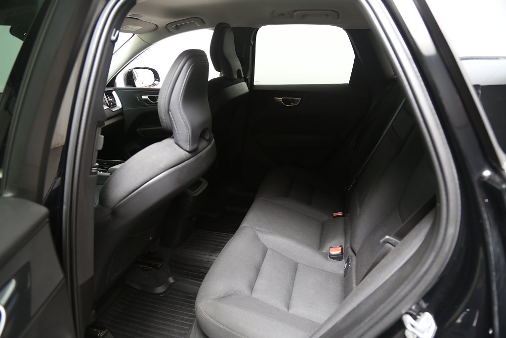 Volvo XC60 B5 Bensin 250hk Momentum Adv SE AWD Kamera Navi Leasbar 2021