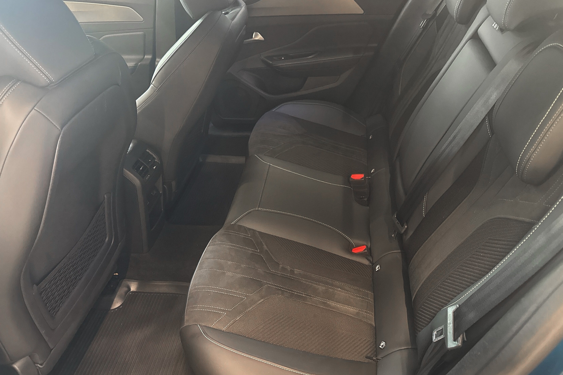 Peugeot 408 1.2 PureTech GT S+V hjul 2024, bild 7/10