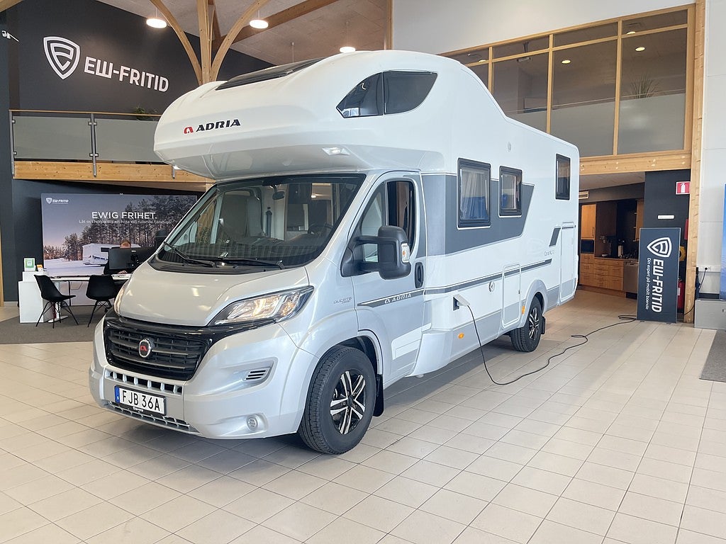 Adria CORAL XL 670 SL (ALDE+4400kg+Tält+Hydben+Inverter+Ugn+Solcell)