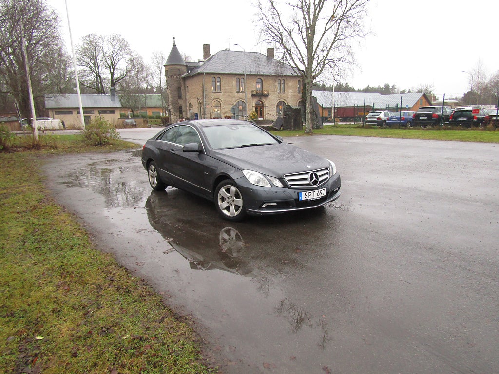 Mercedes-Benz E 250 Coupé Panorama tak skinn