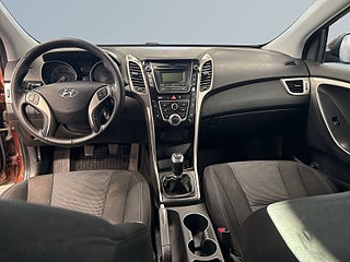 Hyundai i30 1.6 CRDi Select S&V-däck/Dragkrok/Motorvärmare – bild 8