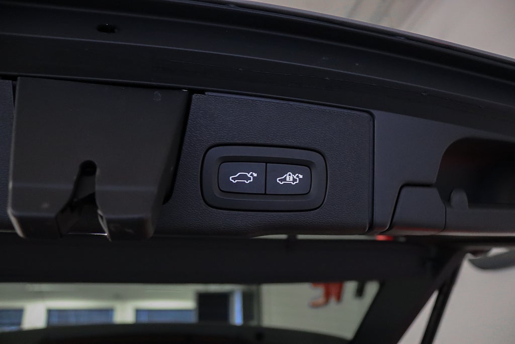 Volvo XC60 Recharge T8 AWD R-Design H/K Pano Värmare Drag