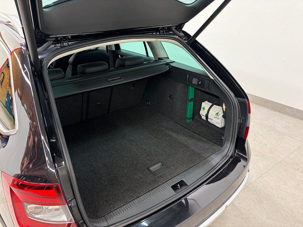 Skoda Octavia Scout 2020 - miniatyr 4